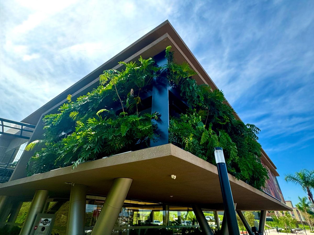 Jardim vertical da fachada do empreendimento Galeria pela Bioh